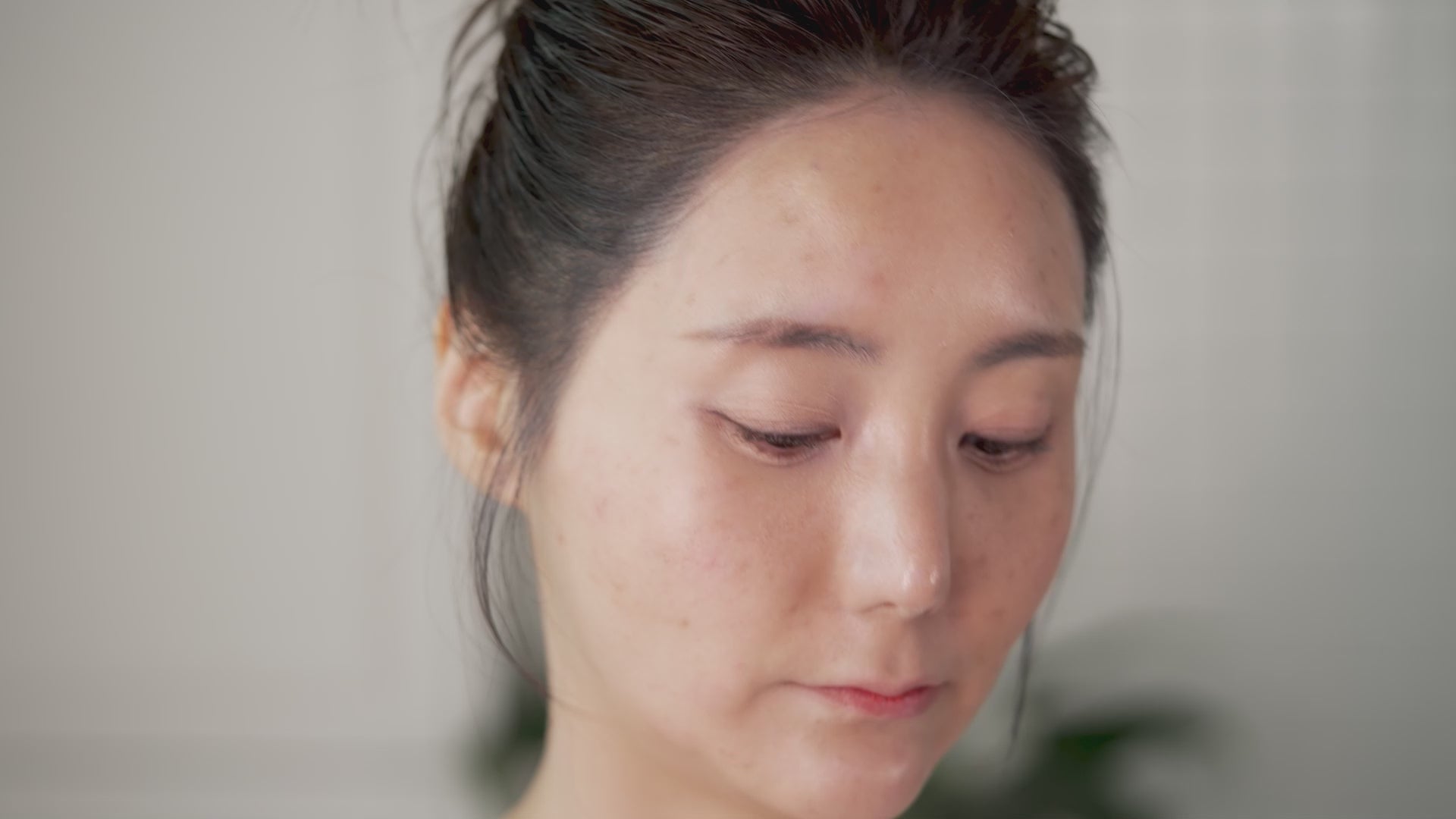 Load video: Atomy Absolute Urban Shield Sun Cushion